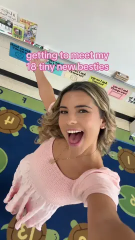FIRST DAY IN FIRST !!!!#teachertok #firstgradeteacher #teacheroutfit #firstdayofschool #latinateacher 