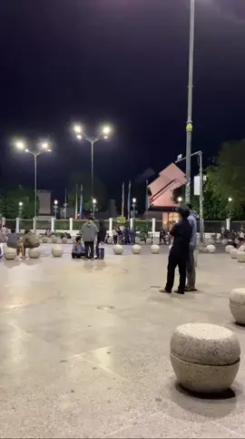 mohon di up video trsbt, kebetulan tdi ada bbrp pemuda fomo yang melakukan tren yang sekarang sedang viral di tik tok, yang di mana trend trsbt sangat membahayakan para pengguna jalan serta mereka sendiri, Lokasinya di titik 0 km malioboro, mohon samarkan sj nama sy min Kejadiannya sekitar jam 1 lewat #jogja #Yogyakarta #Merapi #Merapiuncover #Metapinews