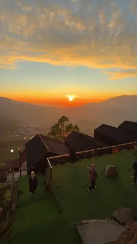 Sunrise Villa Pintu Langit #fyp #fypシ #jelajahdieng #diengwonosobo #villapintulangit 