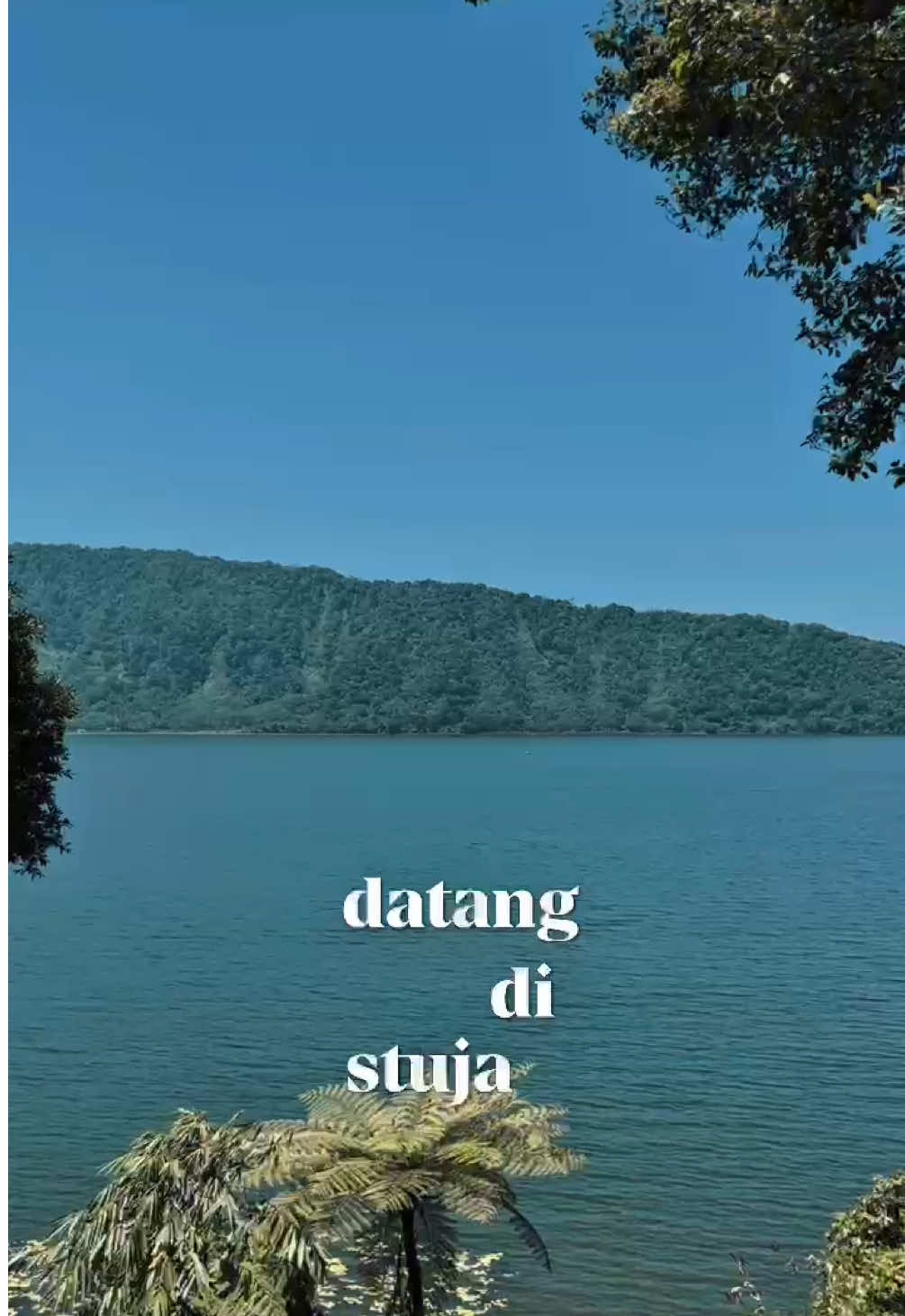 Akhirnya Stuja Danau resmi buka juga! 🌲☕ Anak baru kita yang kemarin masih trial & error sekarang udah jalan dengan sistem waiting list. Jadi, gak ada reservasi . first come, first serve yaa  Mohon maaf kalo masih ada yang harus rebutan tempat, namanya juga baru mulai. Lokasinya di Bedugul the best place buat ngopi dengan view dan udara segar khas danau  Selain kopi, bakal ada banyak makanan baru juga di sini. Semoga kalian suka dengan karya-karya fresh dari tim Stuja!  Datang lebih awal biar gak kehabisan spot, see you at the lake, kawan!  #fyp #stujadidanau #stujaindonesia #stujakerobokan #stujadipantai 
