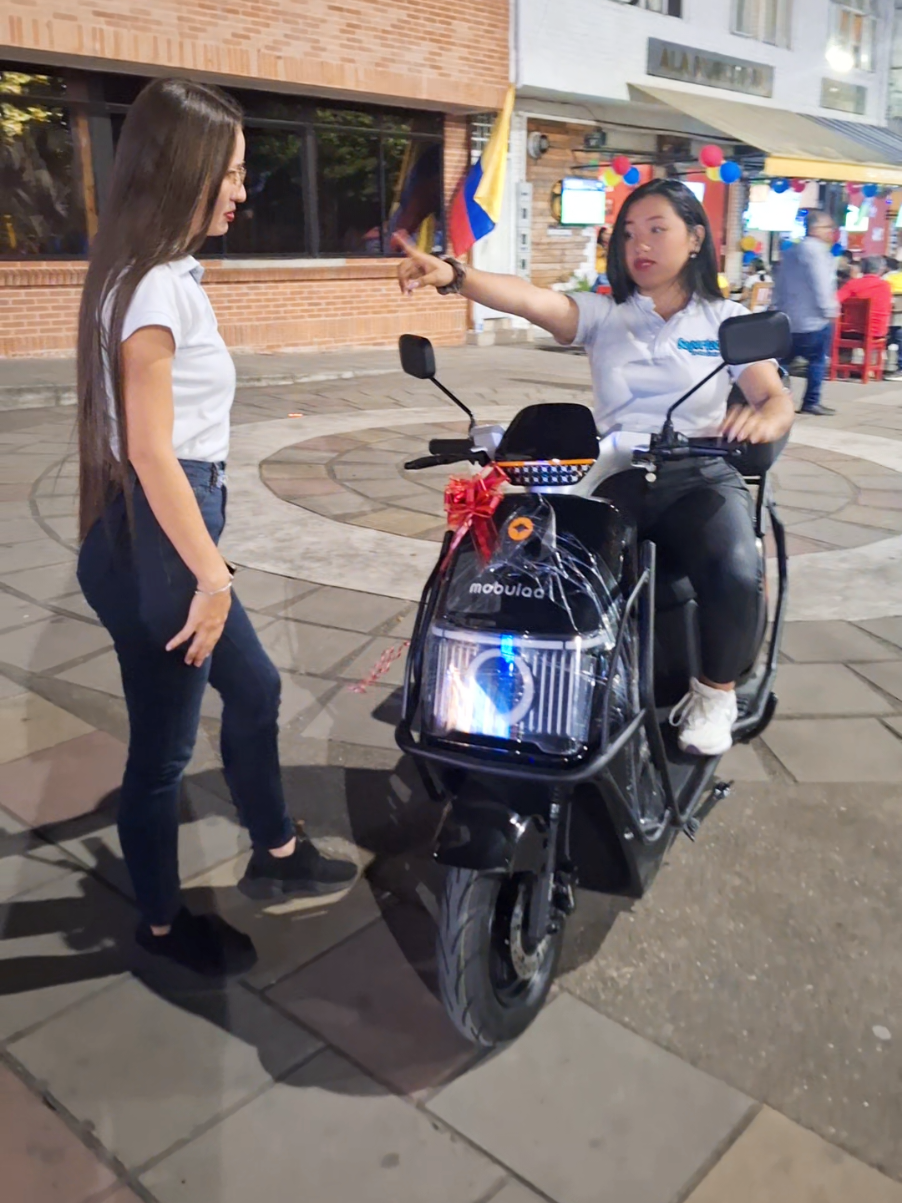🎬: “¿Cuánto te costó ese pichirili?” 👀: Nosotros con la Moto Eléctrica Apolo ⚡🏍️ 🔥 Que no solo se ve brutal, también ahorra y rinde al máximo. 📍 Soportec Mesitas – Av. Medina #8-12 📞 316 3430882 #PichiriliModoOn #MotoEléctrica #Soportec #fyp 