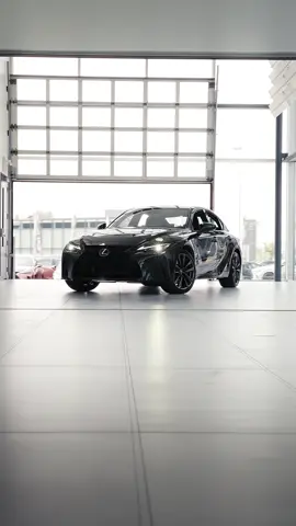 IS 300 : sportive dans l’âme, irrésistible sur la route. Pour ceux qui aiment que chaque trajet soit un vrai plaisir de conduite. #Lexus #LexusIs #IS300 #ExperienceAmazing