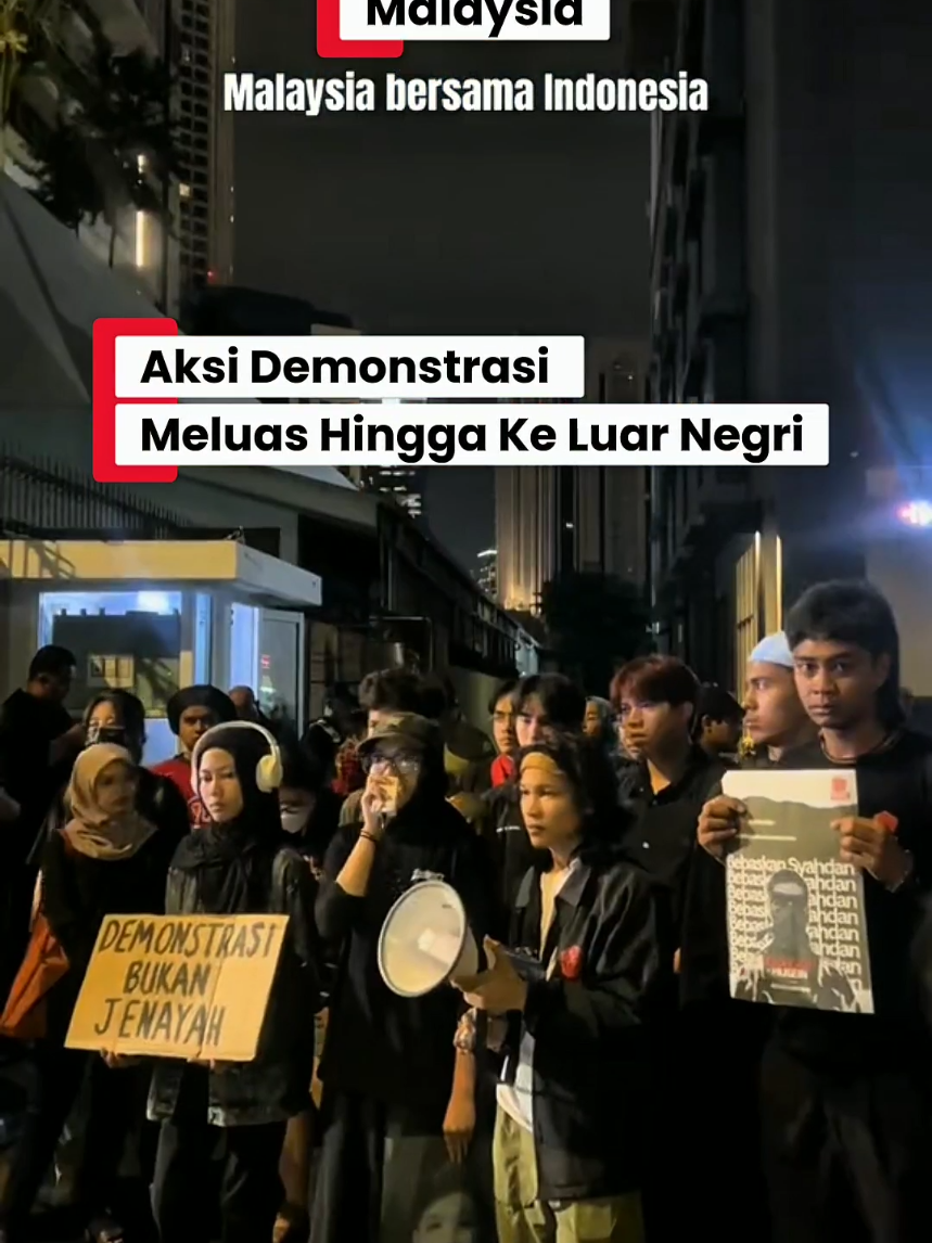 Gelombang aksi demonstrasi kini tak hanya di Indonesia, tapi juga merambah ke luar negeri. Suara rakyat bergema lintas batas, menyuarakan keadilan dan perubahan. #Demonstrasi #AksiRakyat #BeritaTerbaru #ViralHariIni #DemoIndonesia