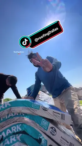 Divirtiendonos a 108 •F #roofing #dallas #viral #ruferos #chingones  