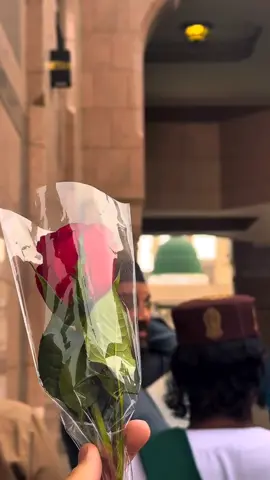 رسول اللہ سلم نے ارشاد فرمایا: جس نے جمعے کے دن غسل کیا ، اول وقت میں آیا، ( خطبہ میں ) شروع سے حاضر رہا، پیدل چل کر آیا، سوار ہو کر نہ آیا، امام سے قریب ہو کر توجہ سے ( خطبہ ) سنا خطبے کے دوران میں ) فضول حرکت نہ کی، اسے ہر قدم کے بدلے ایک سال کے عمل، یعنی ایک سال کے روزے اور قیام کا ثواب ملے گا