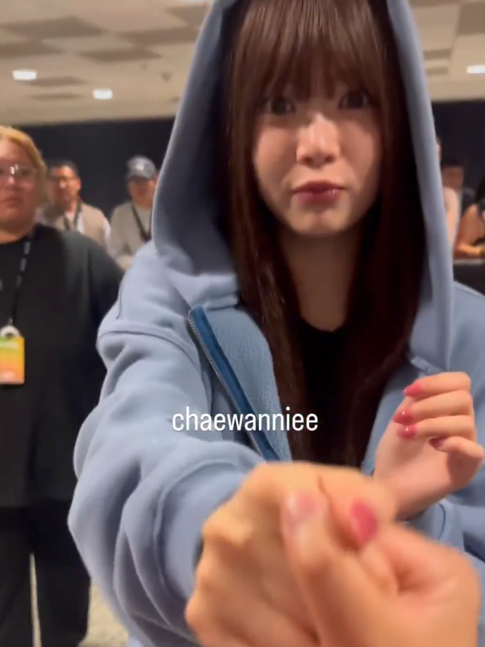 Eunchae dapping with OP fearnot during send off 🥹 Ctto #LE_SSERAFIM #르세라핌 #EASY_CRAZY_HOT_IN_US  #EASY_CRAZY_HOT_IN_NEWARK #EUNCHAE