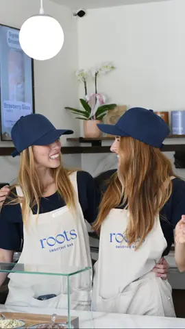 🌿✨ La vida pasa rápido, pero siempre hay un momento para pausar, agradecer y disfrutar. Roots ha sido un espacio de crecimiento y comunidad, y hoy solo tenemos una palabra: GRACIAS 💚 Por la familia, los amigos, las sonrisas compartidas y cada persona que ha estado con nosotras en este camino. ¡Lo mejor está por venir! 🌟 Con cariño, Camil & Danielle 🫶 #RootsSmoothieBar #RootsGDL #GraciasRoots #Gratitud #WellnessLifestyle                         