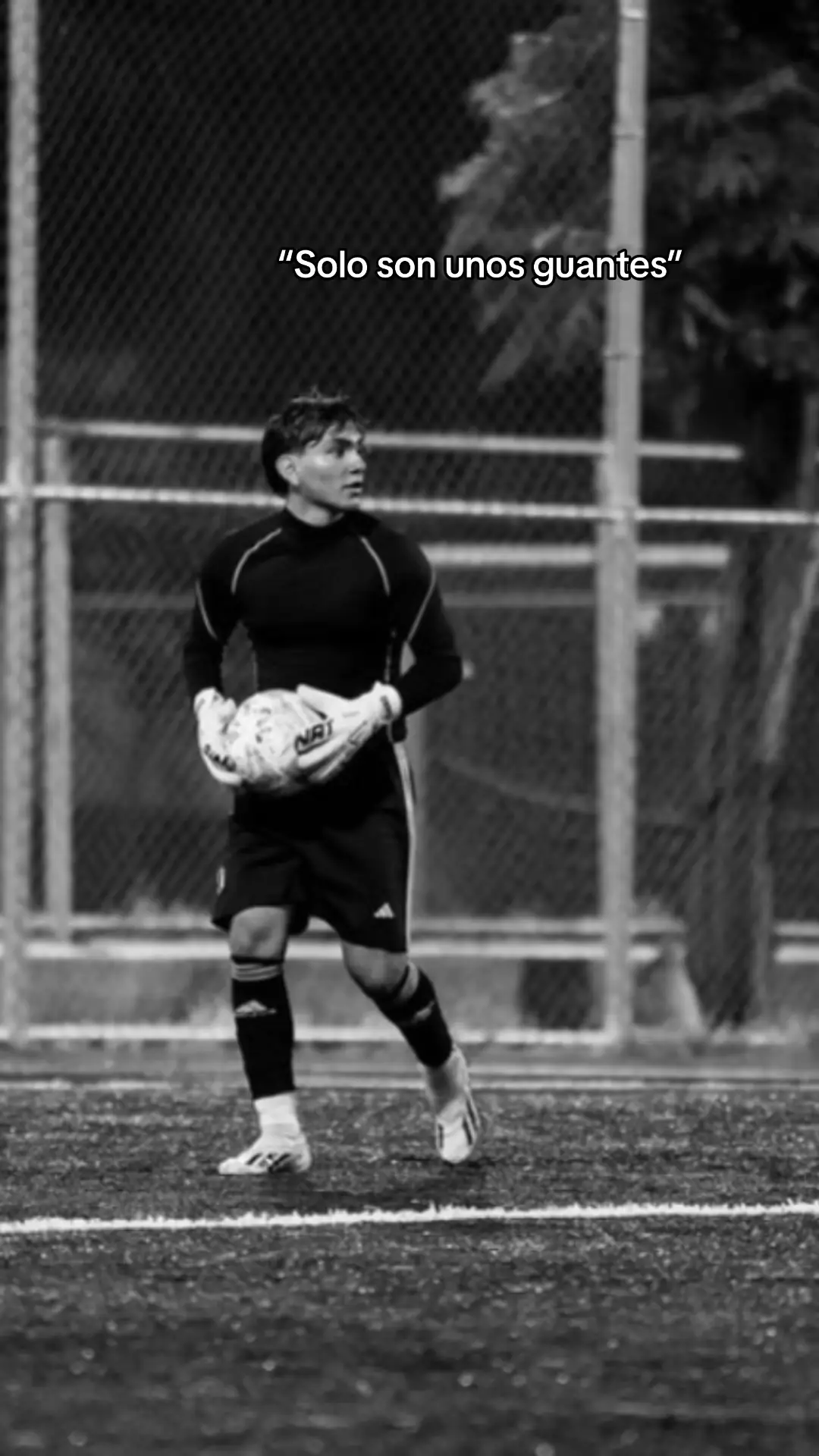 Una belleza de guantes arqueros ❤️‍🔥🤤 #goalkeepertraining #futbol⚽️ #comedia #portero #fyp 