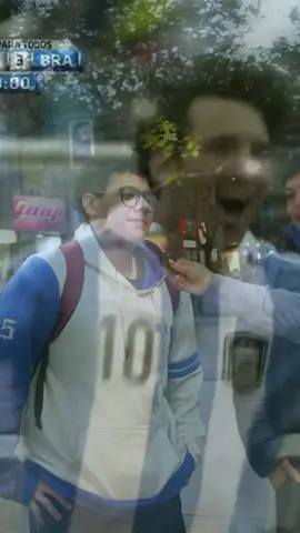 En Tiempo Pregunta salimos a las calles de San Juan para palpitar la emoción de un momento histórico: el último partido de Messi con la Albiceleste en la Argentina. 🇦🇷⚽ En un video cargado de sentimiento, sanjuaninos y sanjuaninas de todas las edades le hablaron al ídolo que les dio una Copa del Mundo y dos Copas América, y que dejó una huella imborrable en el corazón de cada argentino. 💙🤍 👉 “Que se quede un poco más”, “Hizo consagrar a la Argentina para toda la historia” y “Es un ídolo para mí” fueron solo algunas de las frases que resumen lo que significa Messi para nuestro pueblo. Porque más allá de los títulos, Leo es emoción, inspiración y orgullo eterno. 🌟 🎙️ @anagremoliche @Agostina   ➡️Más info en @tiempodesanjuan  #TiempoPregunta #messi #eliminatorias #ultimopartido #tiempodesanjuan  