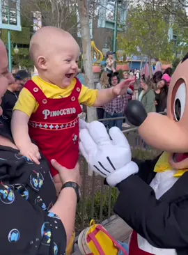 Kids meet their favorite Disney characters ✨🤩#happy #surprise #funny #funnyvideos #disneyland #disney #disneyworld 