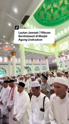 Lautan Jamaah bershalawat di Masjid Agung Baiturrahim Lhoksukon, Aceh Utara dalam peringatan Maulid Nabi Muhammad SAW 1447 H, Jumat (5/9/2025) Diperkirakan lebih kurang 7 ribuan jamaah memadati baik dalam masjid, di teras dan dihalaman Masjid. #maulid #masjid #lautanmanusia #shalawat #fyp 