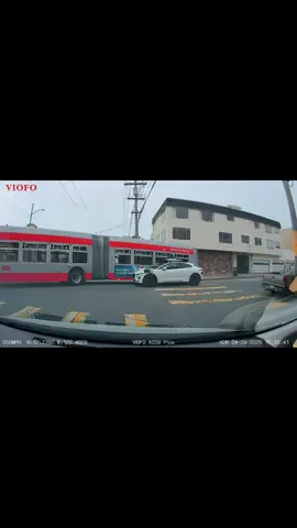 Who is at fault? Don’t mind the audio book. #waymo #sf #parentingwithvanessakahlon 