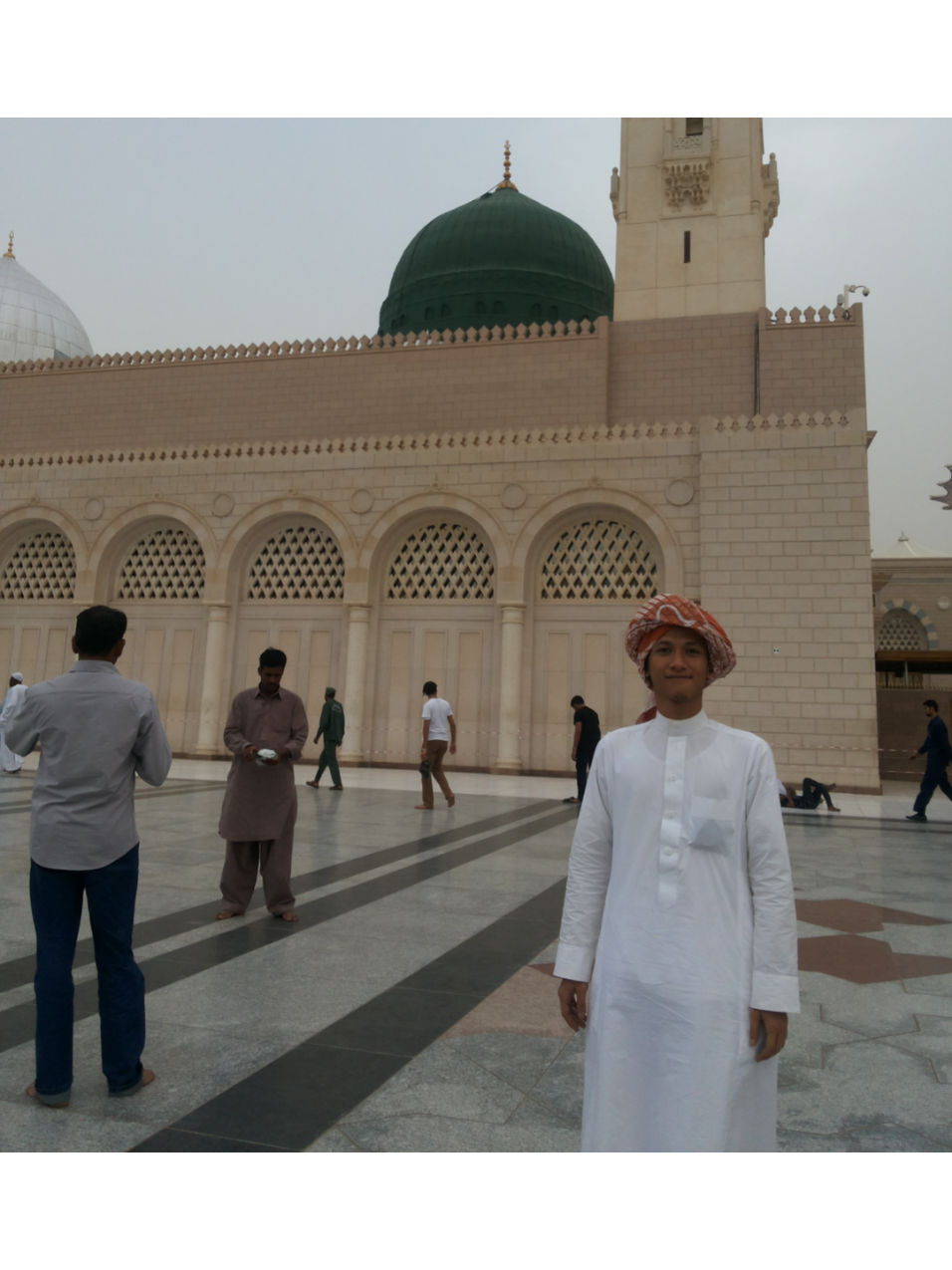 Putra Mbah Mangli, Gus Ahmad Ridho, Pengasuh PonPes Al-Hasan Kuwarasan Wujil Kab. Semarang..  Di Makam Nabi Muhammad Shollallohu 'alaihi wa sallam *Note : Gus Ridho Mbah Mangli Muqim Di Mekkah tahun 2013 - 2017.. foto ini diambil di tahun2 itu #fyppppppppppppppppppppppp #gusridhombahmangli #ppalhasankuwarasan #smptahfidzalhasan #ungaran 