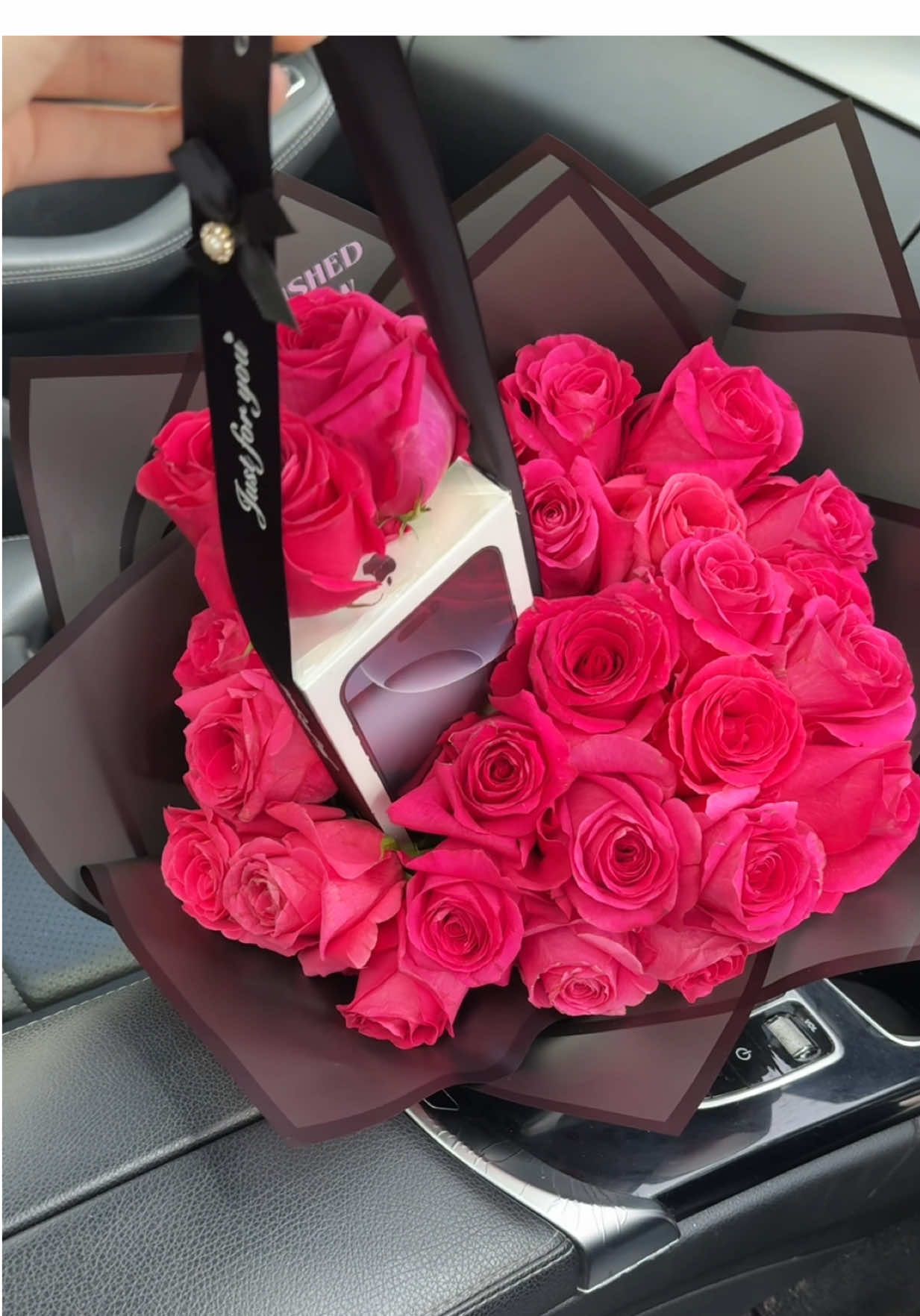 Surprise iPhone gift rose bouquet !!  #surprise #iphone #giftideas #roses #trending 