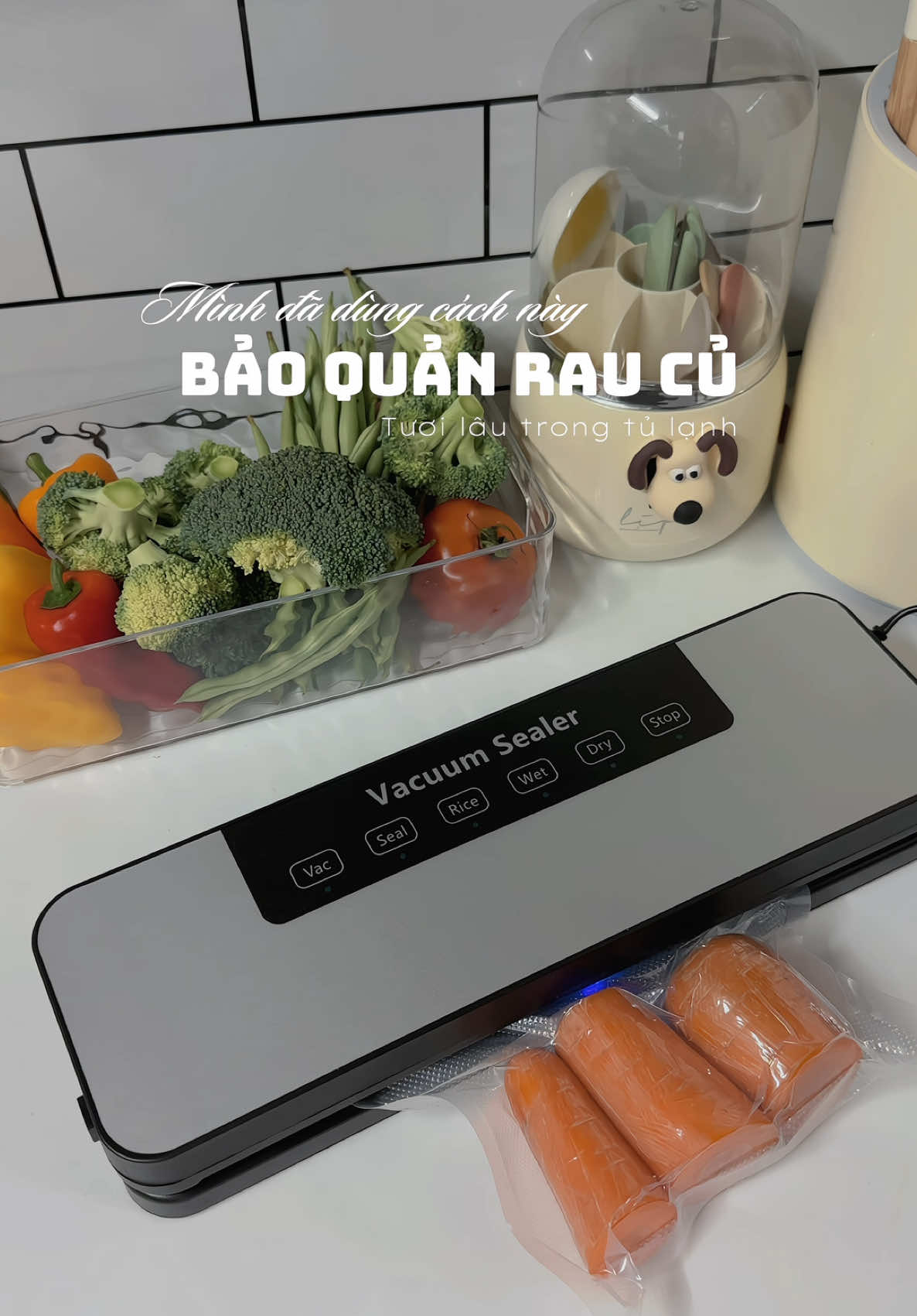 Tip bảo quản rau củ tươi lâu trong tủ lạnh. Máy hút chân không trợ thủ đắc lực của tui nè mấy bà. Lực mạnh, hút nhanh, đầy đủ chức năng, bảo quản thức ăn oki la. Các mom thử nha  #mayhutchankhong #mayhutchankhongthucpham #hutchankhong #dailyvlog #chiasekinhnghiem 