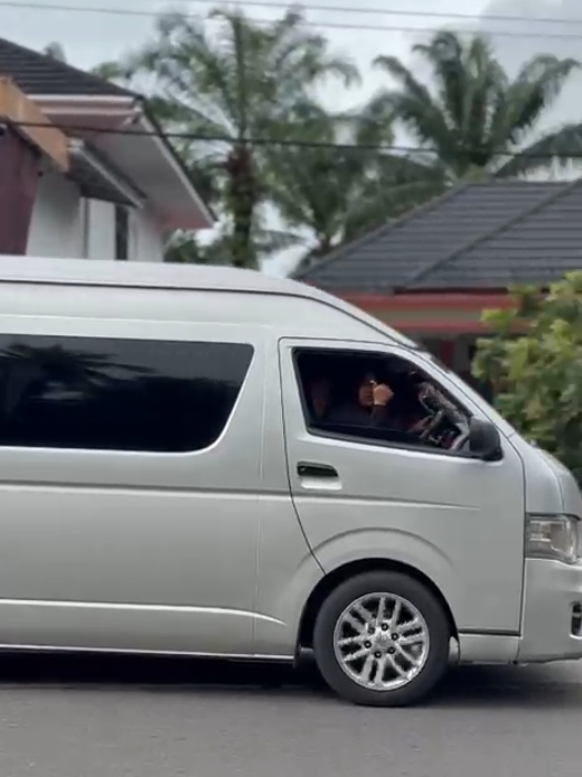 #holidaytrans  #hiacepasamanbarat  #sewahiacepasamanbarat  #travelpasamanbarat  #travelpasamanbaratpekanbaru 