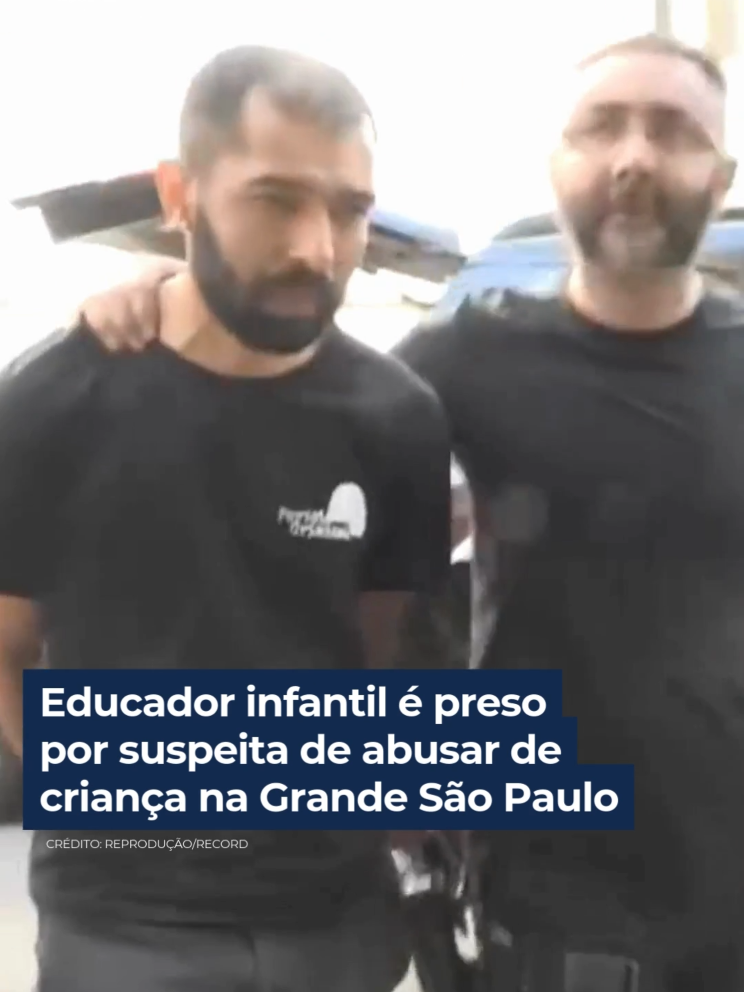Um educador infantil foi preso por suspeita de abusar de uma criança, de dois anos, na Grande São Paulo. De acordo com a polícia, o homem, de 37 anos, armazenava fotos e vídeos de pornografia infantil e compartilhava o material na internet. Entre os registros, havia uma gravação de abuso contra um aluno da escola onde ele trabalhava em Suzano, na Grande São Paulo. A prefeitura disse que ele foi afastado do cargo. 👉 Veja essa e outras notícias em R7.com/JornalDaRecord #JornalDaRecord #JR24H