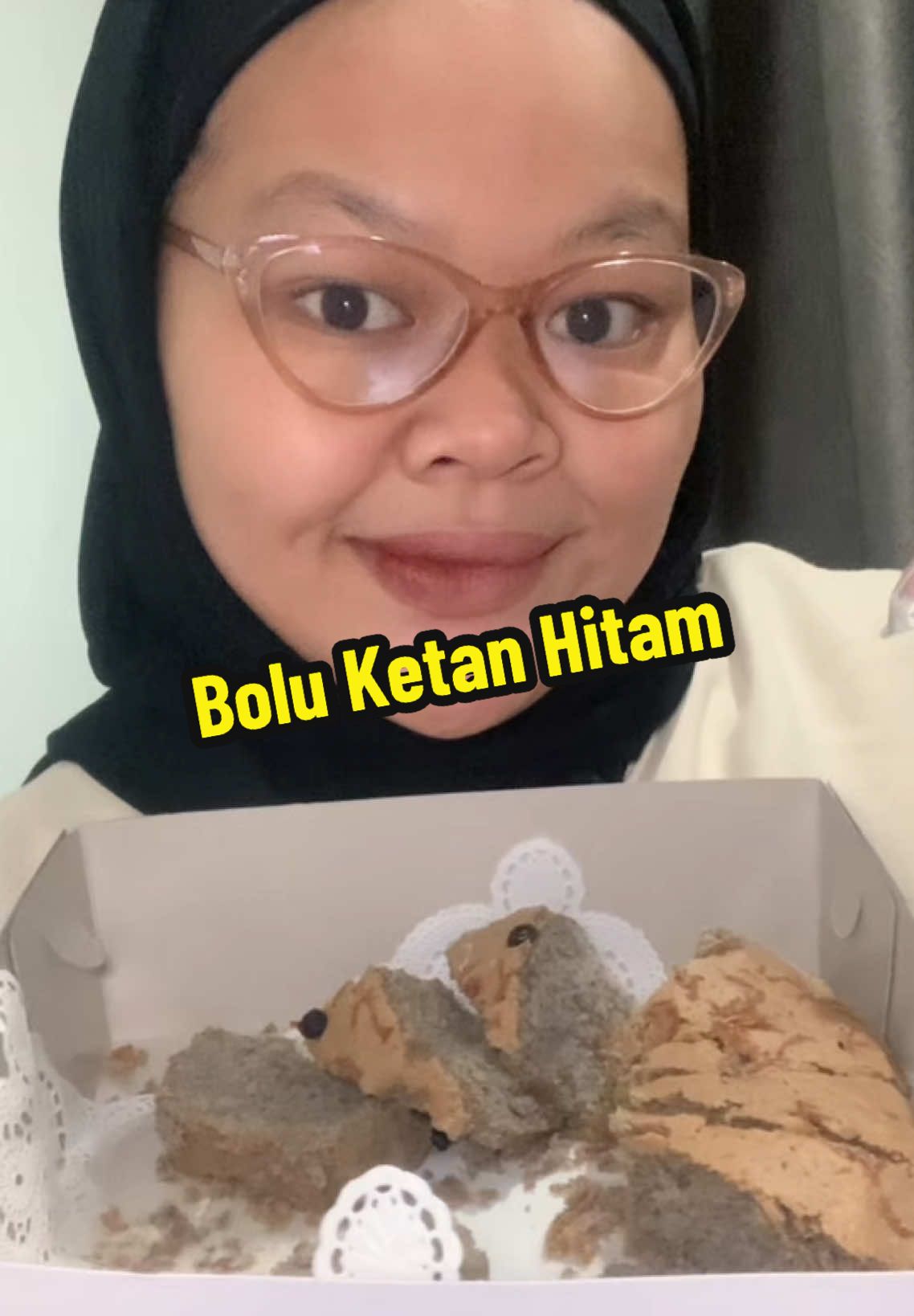 Happy banget bisa makan bolu ketan hitam #kulinertiktok #makanditiktok #mukbang #serunyakuliner 