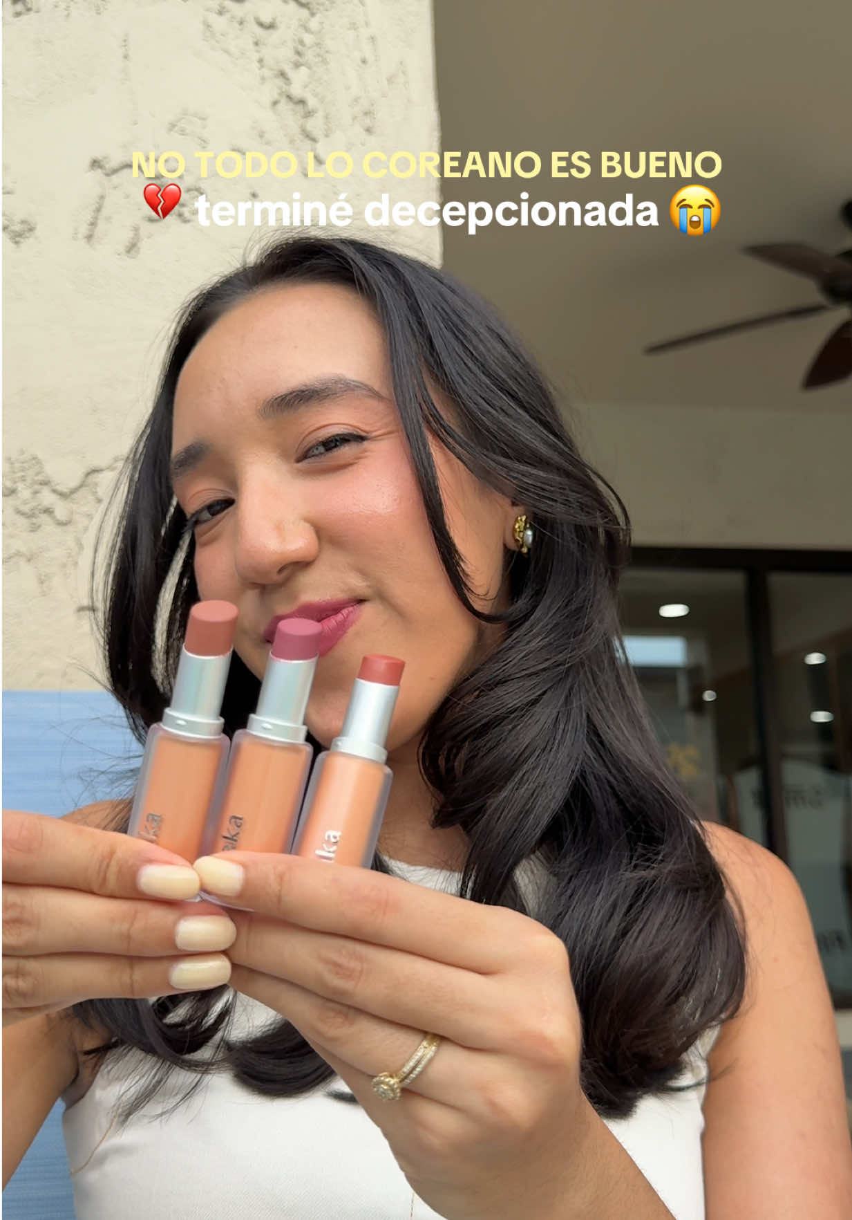 Probando el LAKA Bulky Matte Lipstick 👄✨ Colores lindos y acabado velvet, peeero la fórmula es demasiado seca y el olor no ayuda 🙃 (Opinión personal) No todo lo coreano es wow, y está bien decirlo 🥹 Gifted : @Laka @Kglowing  #mattelip #laka #blurmattelipstick #bulkylip #mattelipstick 