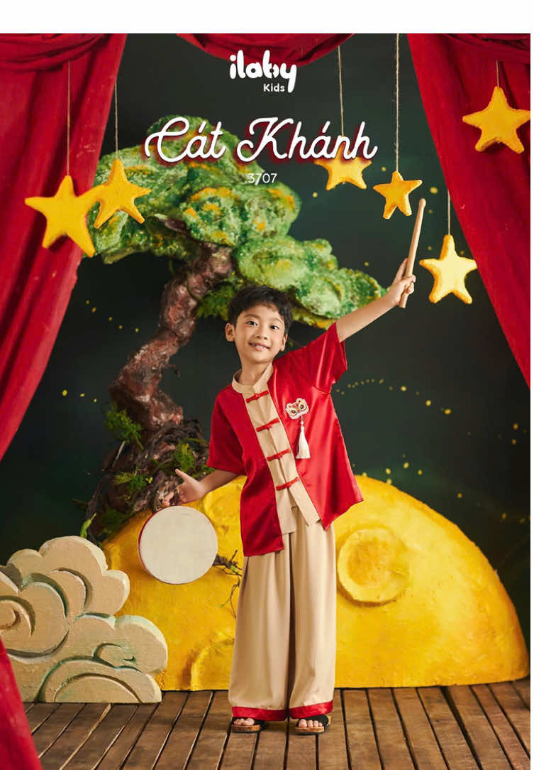 🥁✨ Cát Khánh – Khí chất mạnh mẽ, vui hội trăng rằm ✨🥁 👕 Áo gấm đỏ nổi bật, điểm nhấn họa tiết đầu lân may tinh xảo 👖 Quần suông thoải mái, giúp bé thoải mái vui chơi cả ngày 🌟 Tone đỏ – vàng may mắn, đúng vibe lễ hội Trung Thu 🎶 Diện Cát Khánh, bé trai hóa thành “chú trống con” sôi nổi, khuấy động không khí rộn ràng đêm hội. 👉 Mẹ chốt đơn ngay hôm nay để bé có bộ cánh thật bảnh bao cho mùa Trung Thu này nhé! #IlabyKids #CatKhanh #BSTTrungThu #ThoiTrangTreEm 