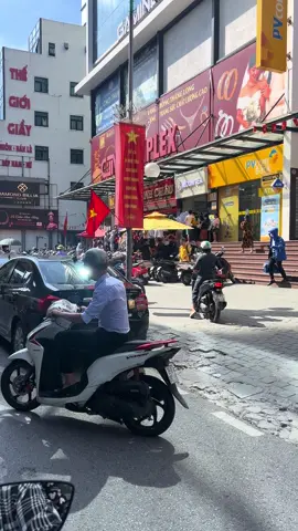 9h sáng 5/9 tại Bảo Tín Minh Châu 139 Cầu Giấy Hôm nay mọi người xếp hàng đông hơn hôm qua, chắc hôm nay sale mạnh hơn các bác ạ 💰💰💰 #baotinminhchau #gold 