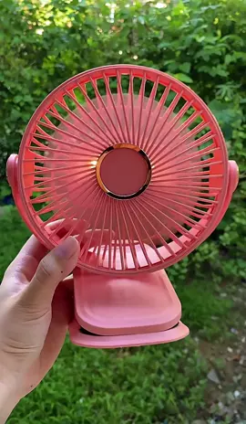 Quạt kẹp tích điện đây các mẹ ơi, mua cho con đem đi học hay kẹp bàn, kẹp xe đẩy đều tiện lắm ạ #quattichdien #quattichdienmini #quatkeptichdien #quatkep #viral 