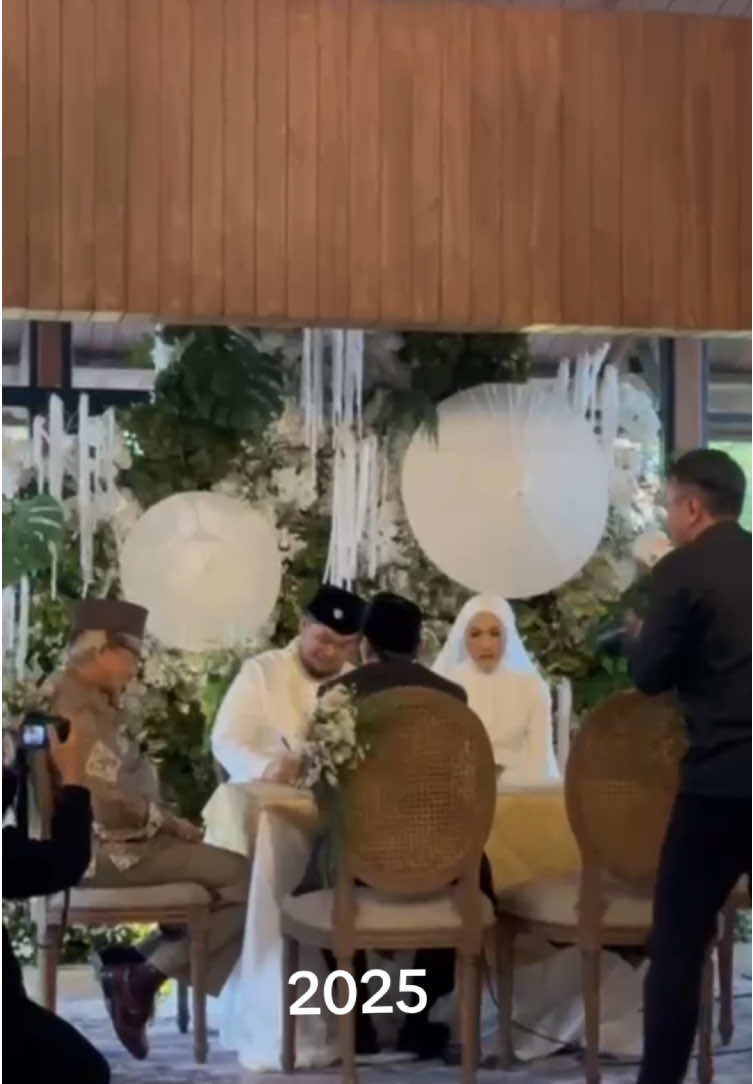 Tahun 2022 iseng coba filter, 3 kali coba jawabannya selalu “2025”. Gak kepikiran jg karena di tahun itu sendiri, tapi siapa sangka 2025 betulan menikah 🥹🤍🕊️