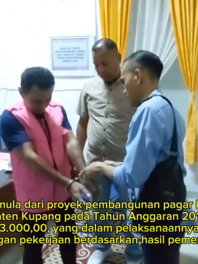 Oelamasi, 04 September 2025 – Kejaksaan Negeri Kabupaten Kupang melalui Bidang Tindak Pidana Khusus yang dipimpin langsung oleh Kajari Kabupaten Kupang, Yupiter Selan, S.H., M.Hum., telah melakukan eksekusi terhadap terpidana Nelson Serang Lay sesuai dengan putusan Mahkamah Agung yang telah berkekuatan hukum tetap. Kasus ini bermula dari proyek pembangunan pagar keliling arena pacuan kuda di Kabupaten Kupang pada Tahun Anggaran 2017 dengan nilai kontrak sebesar Rp. 2.009.743.000,00, yang dalam pelaksanaannya ditemukan berbagai penyimpangan pekerjaan berdasarkan hasil pemeriksaan ahli. Pada Tahun 2023 Pengadilan Tipikor pada Pengadilan Negeri Kupang telah menjatuhkan putusan terhadap terpidana Nelson Serang Lay berupa penjara selama 1 (satu) tahun 2 (dua) bulan serta denda sebesar Rp. 50.000.000,00 (lima puluh juta rupiah) dengan ketentuan apabila denda tersebut tidak dibayar, diganti dengan pidana kurungan selama 1 (satu) bulan. Terpidana Nelson Serang Lay kemudian mengajukan upaya hukum banding ke Pengadilan Tinggi Kupang. Namun, Pengadilan Tinggi Kupang menguatkan putusan Pengadilan Tipikor pada Pengadilan Negeri Kupang. Tidak berhenti sampai di situ, terdakwa kembali mengajukan upaya hukum kasasi ke Mahkamah Agung, tetapi Mahkamah Agung menolak permohonan kasasi tersebut. Dengan demikian, putusan Pengadilan Tipikor pada Pengadilan Negeri Kupang yang telah dikuatkan oleh Pengadilan Tinggi Kupang dan Mahkamah Agung menjadi berkekuatan hukum tetap (inkracht). #KejaksaanRI #pidsuskejarikabkupang #korupsi #pacuankuda