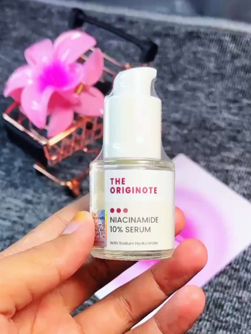 Suka bgt sama produknya @theoriginote.official  Serum 10% Niacinamide membantu mencerahkan kulit dalam 14 hari lho.. Manfaat: 1) Membantu mencerahkan serta meratakan warna kulit wajah 2) Membantu menyamarkan noda gelap atau bintik hitam pada wajah 3) Membantu menjaga kelembapan kulit #originote #masukberanda #fyp #kecantikan #Cuan 