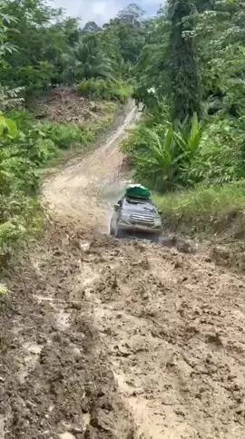 Kekuatan 2.0 di uji 🔥🤣😁#4x2 #toyotaindonesia #inovaoffroad #lintaskubarmahulu #lintaskalimantan #lintasmahulukubarsamarinda #trevelmahulu #fyppppppppppppppppppppppp #fyp #mahakamulu #offroad #lintasmahulu #drivermudapunyacerita #mahulu #supirtrevel #drivermuda 