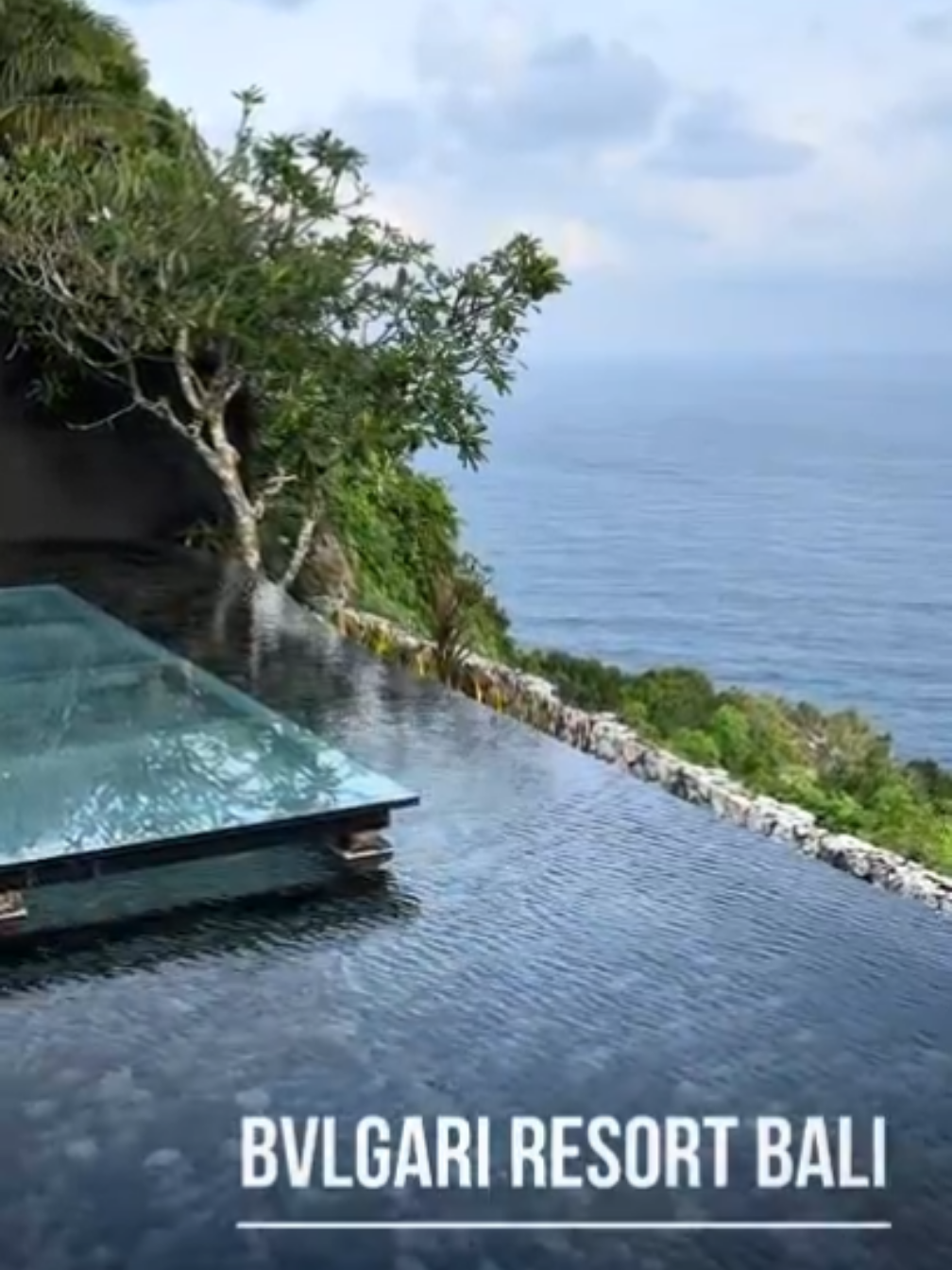 As the sun begins its descent, a gentle, cool breeze caresses my face, and the candles are gracefully lit. On the other hand the exquisite afternoon tea set is elegantly arranged on the table, while cocktails rest in hand - this is where the magic unfolds. Experience one breathtaking sunset at Bvlgari Resort Bali #BvlgariResortBali #BvlgariHotels #BvlgariMemories #Bali 