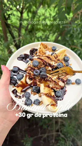 Banana Split😍🍌 -Parte un plátano a la mitad  -Mezcla 1/2 tza de yogurt griego con 1 scoop de proteína en polvo, 1 cdita de linaza molida y agrégalo al centro  -Añade 1 cdita de mantequilla de almendras, 1/4 de tza de bluberries, 1/2 cda de avena tostada (solo la doras un poquito con canela y mapple sin azúcar en el sartén) y opcional jarabe de chocolate sin azúcar  ¡Disfruta!  ✨Ideas ✅Completas ✅Deliciosas ✅Saciantes ✅Altas en proteina  🔥Recuerda que cada persona tiene un requerimiento distinto de calorías y de macronutrientes, así que si te gustaría un menú personalizado o aprender más de Nutrición conmigo: 🎁Adquiere mi Menú Saludable (cada semana cambia, adquiérelo en el link de mi perfil) ⚡️Agenda tu asesoría Online 1:1 en el link de mi perfil  🌸Únete a mi Programa de 21 días exclusivamente para mujeres (El 14 de Septiembre abrimos la preventa al Reto Octubre) 🤩🤩, info en el link de mi perfil 🔗 💚LN Daniela Esparza #recetasfaciles #recetastiktok #recetassaludables 