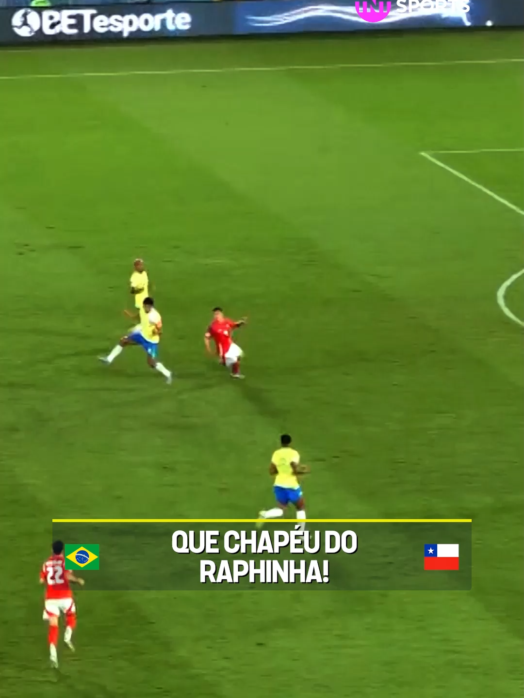TEM GENTE QUE NÃO SABE JOGAR BONITO... PENA QUE NÃO É O CASO DO RAPHINHA! 🇧🇷 Baita chapéu do camisa 10 da #SeleçãoBrasileira, hein?! #FutebolBrasileiro #SeleçãoBrasileira #FutebolBrasileiro #brasil #seleção
