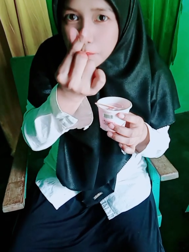 Momen Video setelah mengajar terus video  makan es krim Strawberry   Alhamdulillah namun ini hanya bisa jadi kenangan sekarang..  Jadi kenangan indah saat aku berjuang dulu  saat jadi Guru honorer .  sabar dan Ya sudahlah.   #padahariini #Semangat #WaRifa #GuruHonorerPejuang #indonesiamaju🇮🇩 