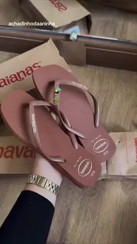🩴✨ “Estilo, conforto e um toque tropical! 😍 Havaianas Slim Square + pin de tucano e coqueiro 🌴🐦 #LookDeVerão” disponível na Shopee  ID: CAF-TLG-EQX
