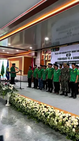 PELAIHARI NEWS– Suasana khidmat bercampur semangat kebersamaan terasa di Balairung Tuntung Pandang, Pelaihari, Kamis sore (4/9/2025). Muhammad resmi memimpin Gerakan Pemuda (GP) Ansor Tanah Laut periode 2024–2028, usai dilantik oleh pengurus pusat GP Ansor, Teddy Suryana. Surat keputusan dibacakan langsung oleh Bendahara GP Ansor Kalsel, Muhammad Rexy Azmi. Pelantikan ini semakin istimewa karena disaksikan langsung oleh Bupati Tanah Laut H. Rahmat Trianto @#HAJI.RAHMAT bersama jajaran forkopimda, pengurus Ansor pusat, wilayah Kalimantan Selatan, serta sejumlah organisasi masyarakat dan kepemudaan. Usai pelantikan, Muhammad tak bisa menyembunyikan rasa bangga dan harunya. “Ini momen bersejarah, pertama kali saya dilantik disaksikan langsung oleh Bupati Tanah Laut. Kami siap berkolaborasi dengan pemerintah daerah,” ungkapnya. Ia juga menegaskan bahwa GP Ansor Tanah Laut langsung tancap gas dengan program jangka pendek, mulai dari perekrutan anggota baru, Diklatsar Banser, hingga pelaksanaan PKL dan Susbalan.  “Kader akan kita karantina selama empat hari, 4–7 September,” jelasnya. Dengan kepengurusan baru ini, GP Ansor Tanah Laut diharapkan bukan hanya menjadi wadah kaderisasi, tapi juga mitra strategis pemerintah daerah dalam membangun Tanah Laut yang maju, berkelanjutan, dan penuh semangat kebersamaan. #bupatitanahlaut #hajirahmat #ansor  #banser 
