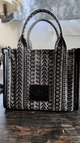 A small ASMR video in what’s in my bag 💗✨ @marcjacobs #minitotebag 