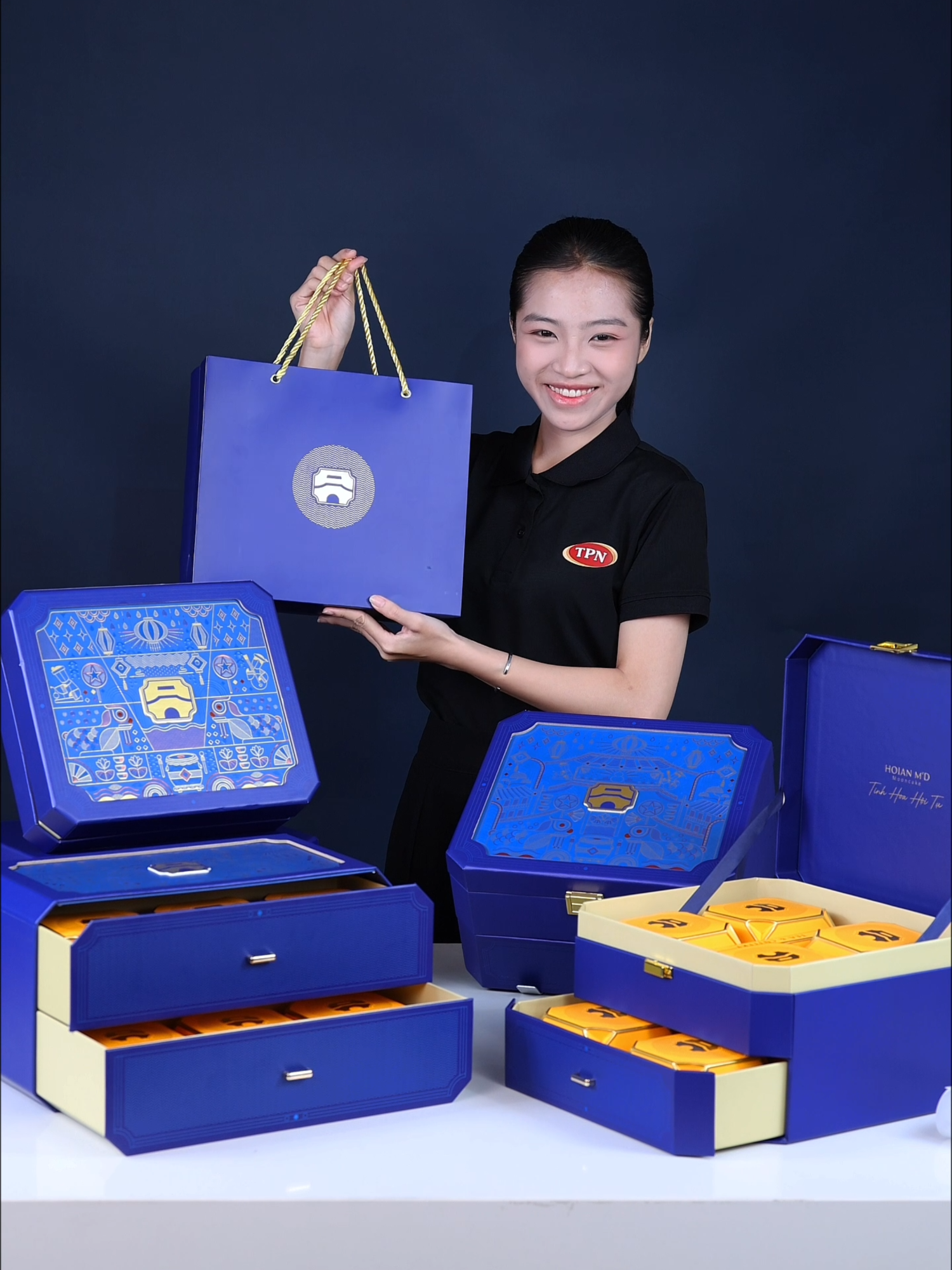 Light Tune – Bộ sưu tập Trung Thu nhà Hội An Mooncake. Bạn đã chọn được hộp 4, 6 hay 8 bánh cho mùa đoàn viên năm nay chưa? #tpnfoods #trungthu #lighttune #hoianmooncake #banhtrungthu