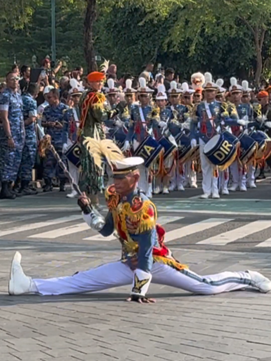 BIKIN MATA TAK SEMPAT BERKEDIP ‼️ Sungguh Mantap Aksi Tangkap Stick dengan SPLIT Penatarama Drumband Gita Dirgantara Taruna AAU Akademi Angkatan Udara #tni #tniau #drumband #taruna #aau 
