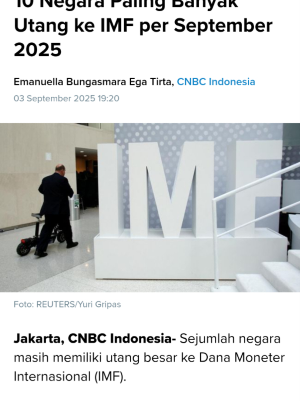 Dari Argentina yang menanggung SDR 41 miliar, hingga Bangladesh yang terjerat hampir SDR 3 miliar. Inilah 10 negara dengan utang terbesar ke IMF di 2025—cermin rapuhnya ekonomi dunia. Data terbaru per September 2025 menunjukkan Argentina masih memegang rekor sebagai negara dengan utang terbesar ke IMF, mencapai sekitar SDR 41,8 miliar atau setara ratusan triliun rupiah. Utang ini sebagian besar dipicu krisis ekonomi berkepanjangan, inflasi tinggi, dan kegagalan reformasi fiskal. Di urutan kedua, Ukraina dengan beban utang sekitar SDR 10,9 miliar, meningkat tajam akibat perang yang membuat negaranya sangat bergantung pada pinjaman luar negeri. Mesir berada di posisi ketiga dengan sekitar SDR 7–8 miliar, disusul Pakistan di kisaran SDR 6–7 miliar yang masih berjuang menghadapi krisis mata uang dan defisit anggaran. Ekuador melengkapi lima besar dengan utang lebih dari SDR 6 miliar, sementara di Afrika, Kenya, Angola, dan Ghana sama-sama masuk daftar dengan total miliaran SDR. Tak hanya itu, Bangladesh dan Pantai Gading (Côte d’Ivoire) juga tercatat punya utang signifikan, menandakan banyak negara berkembang terus bergantung pada pinjaman IMF untuk menopang ekonomi di tengah ketidakpastian global. Fenomena ini menjadi sorotan dunia, karena utang besar ke IMF seringkali disertai syarat ketat yang bisa memengaruhi kebijakan dalam negeri Menurut data IMF Credit Outstanding per 4 September 2025, negara-negara dengan utang terbesar ke IMF (dalam satuan Special Drawing Rights/SDR) adalah: Argentina: ± SDR 41,79 miliar  Ukraina: ± SDR 10,64 miliar  Mesir: ± SDR 7,18 miliar  Pakistan: ± SDR 6,69 miliar  Ekuador: ± SDR 6,65 miliar  Kenya: ± SDR 3,02 miliar  Pantai Gading (Côte d'Ivoire): ± SDR 3,10 miliar  Bangladesh: ± SDR 2,92 miliar  Angola: ± SDR 2,72 miliar  Ghana: ± SDR 2,71 miliar  Belum ada laporan berita utama khusus yang mengulas secara mendalam daftar ini dengan konteks kebijakan baru atau dampaknya, tetapi data resmi IMF ini menunjukkan siapa saja yang paling tergantung pada pinjaman Dana Moneter Internasional di tengah krisis ekonomi global. #UtangIMF #IMF2025 #KrisisEkonomiGlobal #Argentina #Ukraina