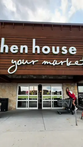🏈✨ GIVEAWAY TIME! ✨🏈 I’ve partnered with Hen House to celebrate National Tailgate Day with a $200 Hen House gift card giveaway! How to Enter: 1️⃣ Follow me  2️⃣ Tag your favorite fall co-host partner (multiple tags = extra entries!) 3️⃣ Post a photo or video of your own Hen House at Home spread (Hen House prepared items or your own recipes) 📅 Opens 9/5 with this post; ends 9/30 at 12am 🏆 We’ll share favorites in Stories, then open voting — the Story with the most likes wins the $200 gift card! Since the Chiefs are away for the season opener, I’m bringing the tailgate home with Hen House. I grabbed all my game day favorites — buffalo chicken dip, wings, Jack Stack BBQ, tacos, potato skins, tons of dips, and even puppy chow. The perfect spread for cheering on the Chiefs from home! ❤️💛 Now it’s your turn — show us how you tailgate at home with Hen House and enter to win! #HenHouseAtHome #HenHouseMarket #Giveaway #KansasCityChiefs 
