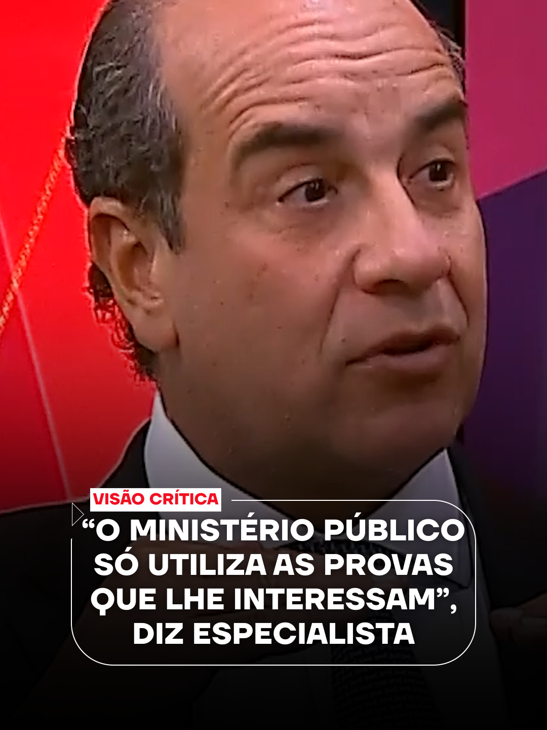 Na quarta-feira (03), a Primeira Turma do Supremo Tribunal Federal (STF) deu continuidade ao julgamento que envolve Jair Bolsonaro e outros sete réus acusados de participação em uma suposta trama golpista. Durante a sessão, foram apresentadas as defesas de três generais e do ex-presidente, que repercutiram amplamente nas redes sociais. Durante a sua participação no Visão Crítica, o advogado criminalista e professor de Direito Penal Carlos Kauffmann afirmou que “o Ministério Público só utiliza as provas que lhe interessam”. Segundo ele, outras evidências obtidas em buscas e apreensões, além de registros telefônicos, não foram utilizadas no processo. ▶️ Assista ao #VisãoCrítica na íntegra no canal da Jovem Pan News no YouTube 📺 Confira na JP News e Panflix 📌 Siga o nosso perfil @jovempannews #JovemPanNews #MinistérioPúblico #Julgamento #Bolsonaro #STF