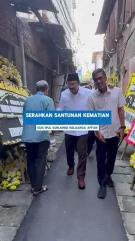 Menteri Sosial Saifullah Yusuf (Gus Ipul) mengunjungi keluarga almarhum Affan Kurniawan, pengemudi ojek online yang menjadi korban meninggal dalam insiden unjuk rasa di Dukuh Atas, Jakarta Pusat (3/9). Kunjungan ini menjadi wujud kepedulian pemerintah sekaligus bentuk belasungkawa kepada keluarga yang ditinggalkan. Dalam kesempatan tersebut, Gus Ipul menyerahkan santunan senilai Rp15 juta dan paket sembako, serta membuka peluang diskusi mengenai program pemberdayaan sosial yang dapat mendukung keluarga ke depan.