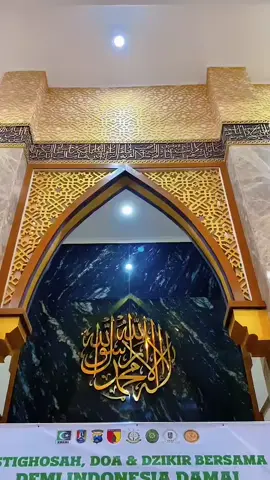 Korps Alumni Himpunan Mahasiswa Islam (Kahmi) Kabupaten Tuban mengajak seluruh elemen masyarakat istighosah, berdoa dan dzikir bersama di Masjid Baitul Mu'min Polres Tuban, Kamis malam (4/9/2025). Bertepatan dengan malam Maulid Nabi Muhammad SAW, mereka memanjatkan doa untuk negeri tercinta Indonesia agar selalu aman dan damai. Acara yang sama juga digelar Pemkab Tuban serentak di 20 wilayah kecamatan. Selengkapnya baca di redaksi7.id #polrestuban #poldajatim #polri #kahmi 