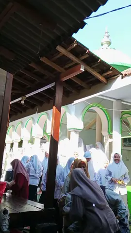 Diceritakan bahwa suatu hari, tepatnya pada hari Senin, Tsuwaibah datang kepada tuannya Abu Lahab seraya memberikan kabar tentang kelahiran keponakannya, bernama Muhammad. Abu Lahab pun sangat bergembira, seraya meneriakkan kata-kata pujian atas kelahiran keponakannya tersebut sepanjang jalan. Saking gembiranya, ia segera mengundang tetangga, teman-temannya dan para kerabat dekatnya untuk merayakan kelahiran keponakan barunya ini.  Di hadapan khalayak ramai yang mendatangi undangan tersebut, Abu Lahab berkata kepada budaknya Tsuwaibah, ”Wahai Tsuwaibah, sebagai tanda syukurku atas kelahiran keponakanku, anak dari saudara laki-lakiku Abdullah, maka dengan ini kamu adalah lelaki merdeka mulai hari ini.” Dengan wasilah memerdekakan seorang budak, sebab bergembira atas kelahiran Rasulullah saw, Abu Lahab diringankan siksanya setiap hari Senin. Diceritakan oleh Suhaili bahwa Imam Ibnu Hajar dalam Fathul Bary berkata : أَنَّ الْعَبَّاسَ قَالَ لَمَّا مَاتَ أَبُو لَهَبٍ رَأَيْتُهُ فِي مَنَامِي بَعْدَ حَوْلٍ فِي شَرِّ حَالٍ فَقَالَ مَا لَقِيتُ بَعْدَكُمْ رَاحَةً إِلَّا أَنَّ الْعَذَابَ يُخَفَّفُ عَنِّي كُلَّ يَوْمِ اثْنَيْنِ قَالَ وَذَلِكَ أَنَّ النَّبِيَّ صَلَّى اللَّهُ عَلَيْهِ وَسَلَّمَ وُلِدَ يَوْمَ الِاثْنَيْنِ وَكَانَتْ ثُوَيْبَةُ بَشَّرَتْ أَبَا لَهَبٍ بِمَوْلِدِهِ فَأَعْتَقَهَا Artinya: bahwa Ibnu Abbas berkata, ketika Abu Lahab mati, setahun kemudian aku melihatnya dalam mimpi dalam kondisi yang buruk. Ia berkata: aku setelah meninggalkan kalian tidak pernah merasakan jeda istirahat dari siksa, melainkan azab diringankan setiap hari Senin. Abu Lahab menjelaskan: Itu karena saat Nabi Shallallahu ‘alaihi wasallam dilahirkan pada hari Senin, waktu ia diberi kabar oleh Tsuwaibah atas kelahirannya, maka Abu Lahab membebaskannya (Tsuwaibah). 🌹اللهم صل على سيدنا محمد🌹