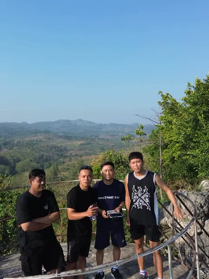 Pemandangan Bukit Pandang Kayen dari atas drone! 🚁 Wisata yang dulu sempat viral, masih tetep indah dengan view pegunungan Kendeng 🌄 Lokasi: Bukit Kendeng, Durensawit – Kayen, Pati 📍 Sumber: IG Mas Tege