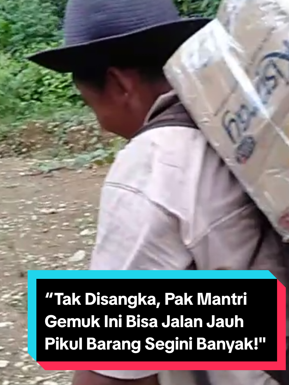 Tak Disangka..!!! Pak Mantri Gemuk Ini Bisa Jalan Jauh Pikul Barang Segini Banyak!”  #pedalamanpapua #papua #pakmantri #puskesmas 