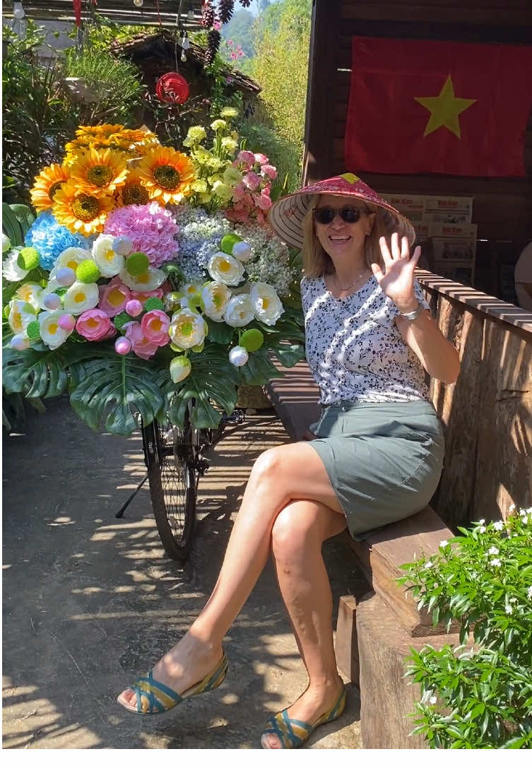 Vị khách nước ngoài đầu tiên checkin với xe đạp hoa tại Tiệm coffee Ba Bể Wooden House 🪷💐🌺🌷