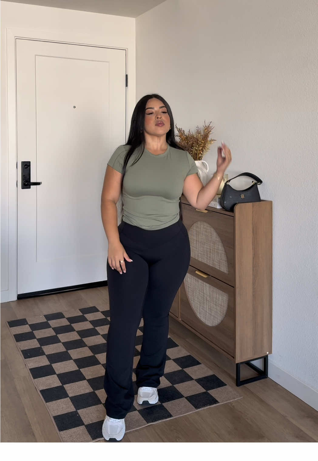 They made my fav leggings in a flared style! Obsessed I need every color. I love the way these snatch me up 🤏🏼  #leggings #halara #halaraleggings 