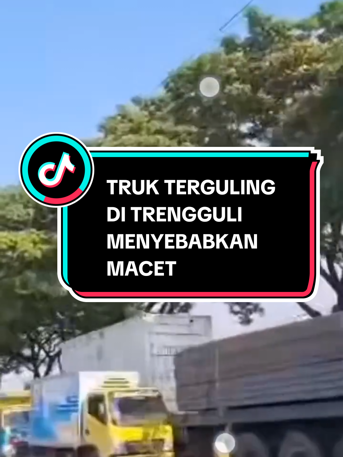 Truk Terguling di Pantura Trengguli, Arus Lalu Lintas Macet Panjang INFO SEMARANG RAYA - 05/09  Melaporkan kecelakaan tunggal terjadi di jalur Pantura Trengguli, tepatnya di Desa Sedo, Kecamatan Demak Kota, pada Jumat (5/9/2025) bertepatan dengan 12 Rabiul Awal 1447 H. Sebuah truk dilaporkan terguling hingga menyebabkan kemacetan cukup panjang dari arah Semarang menuju Kudus. Belum diketahui secara pasti penyebab kecelakaan tersebut. Beruntung tidak ada laporan korban jiwa dalam insiden ini. Namun, posisi truk yang melintang di jalan membuat arus lalu lintas tersendat dan antrean kendaraan mengular hingga beberapa kilometer. Petugas kepolisian bersama warga berupaya mengevakuasi truk dan mengatur arus lalu lintas untuk mencegah kemacetan semakin parah. Pengendara dihimbau untuk tetap berhati-hati, waspada, dan mematuhi aturan lalu lintas agar kejadian serupa dapat dihindari. 🎥 sumber:liputanseputar_kebunagung #semarangstory #semarang #semarangtiktok #semarang24jam #infokejadiansemarang 